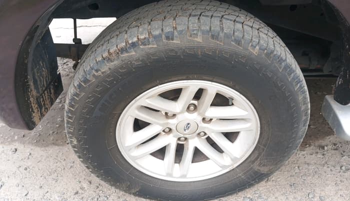 2011 Ford Endeavour 2.5L 4X2 AT, Diesel, Automatic, 1,21,254 km, tyre
