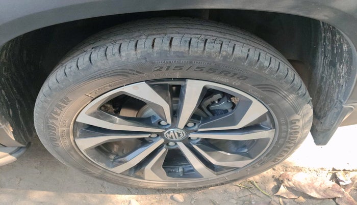 2024 MG HECTOR PLUS SHARP PRO 1.5 PETROL TURBO CVT 7 STR, Petrol, Automatic, 15,546 km, tyre