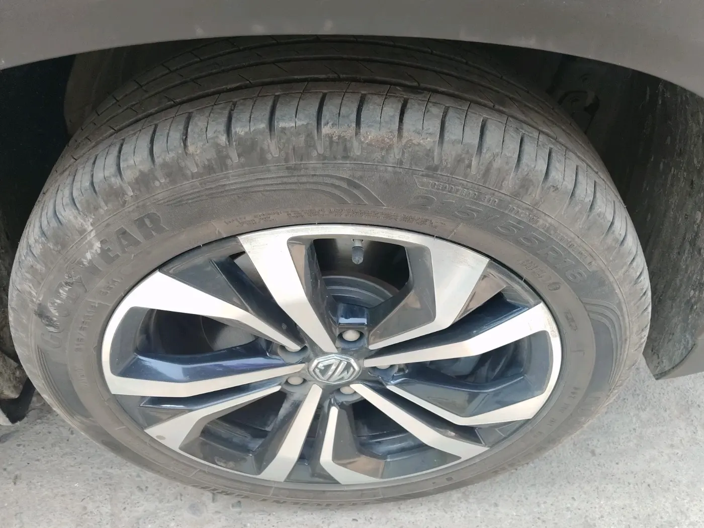 2024 MG HECTOR PLUS SHARP PRO 1.5 PETROL TURBO CVT 7 STR, Petrol, Automatic, 15,546 km, tyre