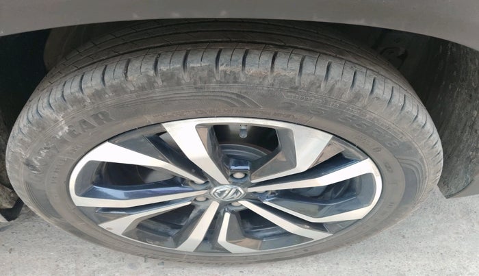 2024 MG HECTOR PLUS SHARP PRO 1.5 PETROL TURBO CVT 7 STR, Petrol, Automatic, 15,546 km, tyre