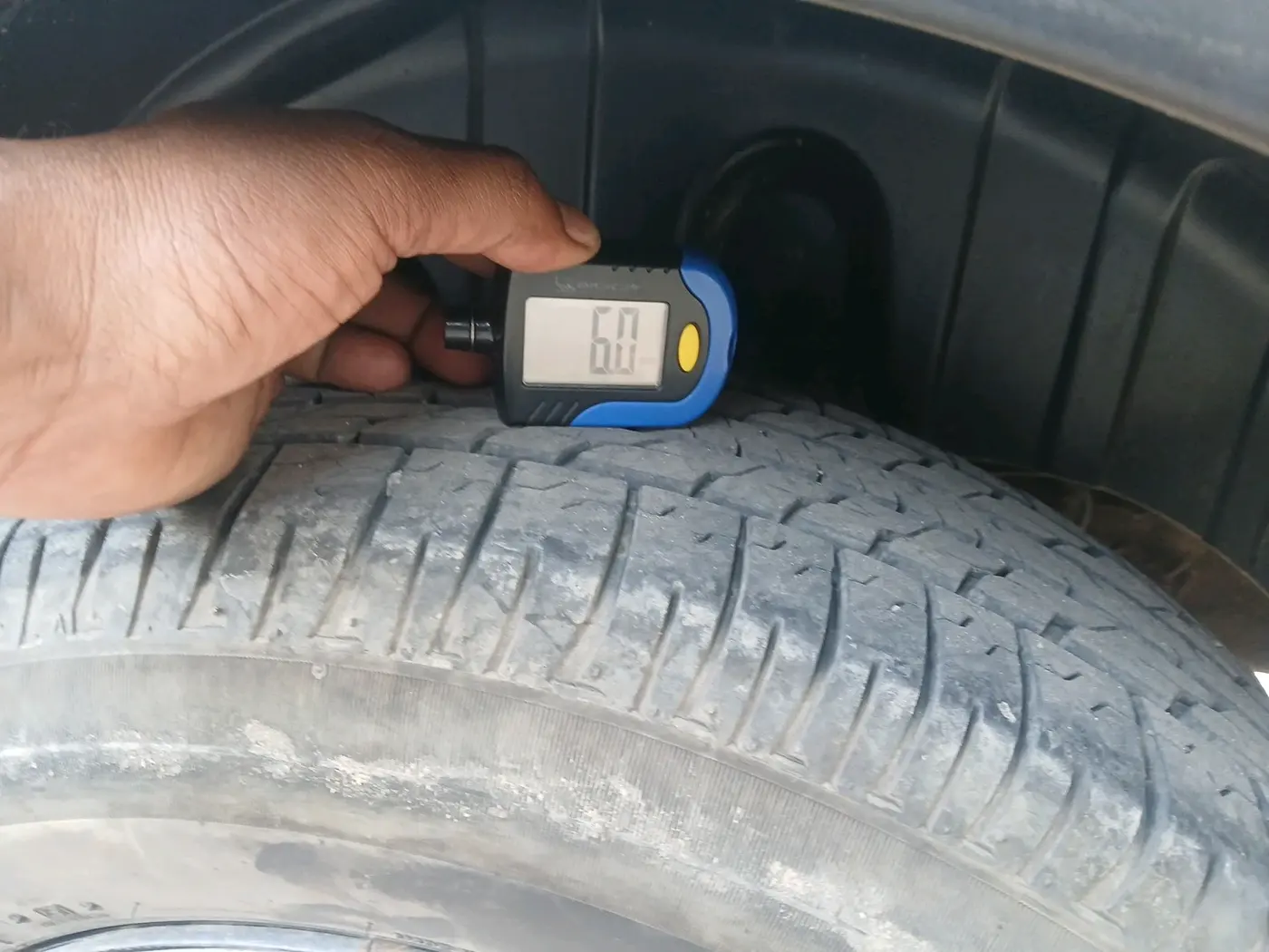 2023 Mahindra XUV300 W6 1.2 PETROL, Petrol, Manual, 28,754 km, tyre