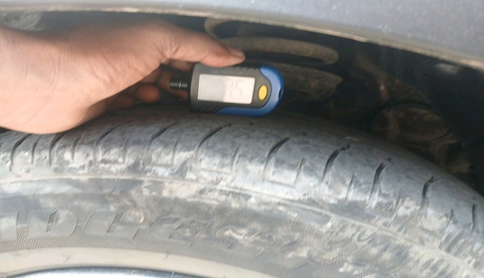 2023 Mahindra XUV300 W6 1.2 PETROL, Petrol, Manual, 27,043 km, tyre