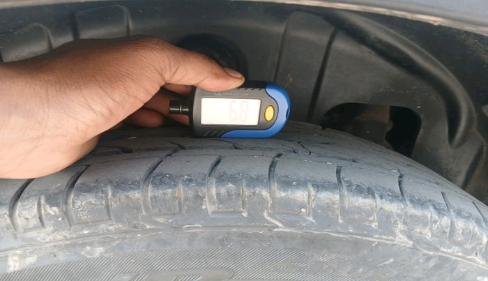 2023 Mahindra XUV300 W6 1.2 PETROL, Petrol, Manual, 27,043 km, tyre