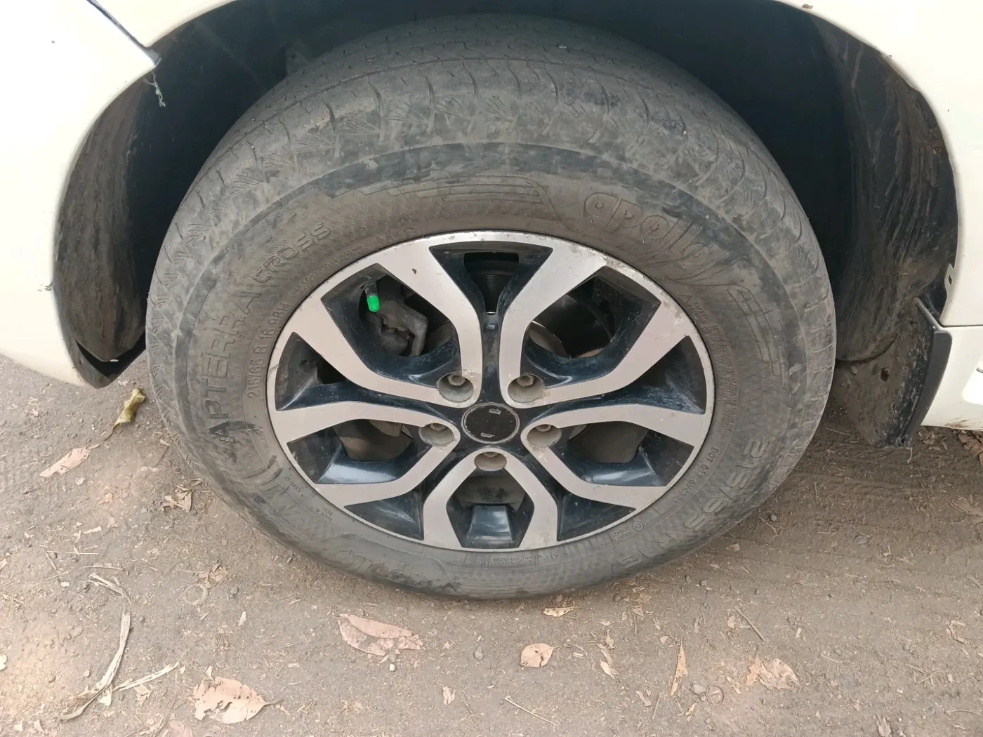 2014 Nissan Terrano XV D THP 110 PS, Diesel, Manual, 2,29,896 km, tyre
