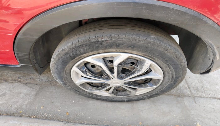 2019 Mahindra XUV300 W4 1.5 DIESEL, Diesel, Manual, 1,48,603 km, tyre