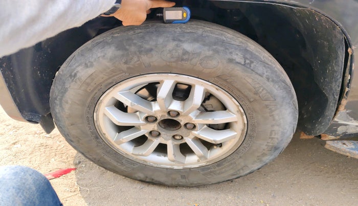 2015 Mahindra TUV300 T8 AMT, Diesel, Automatic, 1,82,396 km, tyre