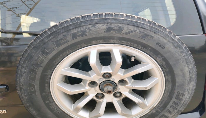 2015 Mahindra TUV300 T8 AMT, Diesel, Automatic, 1,82,396 km, tyre