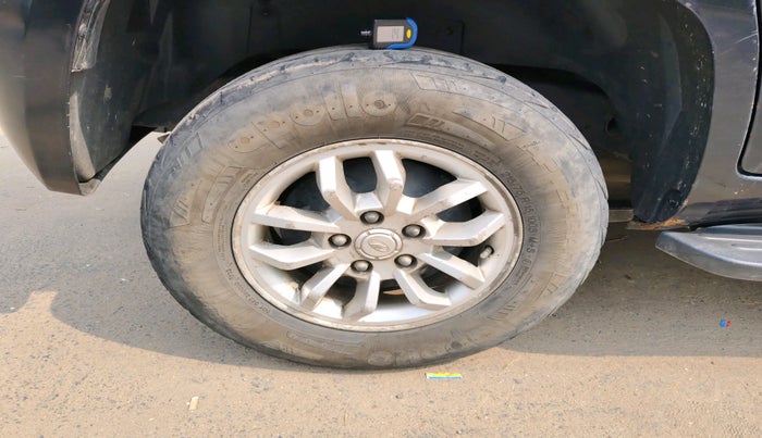 2015 Mahindra TUV300 T8 AMT, Diesel, Automatic, 1,82,396 km, tyre