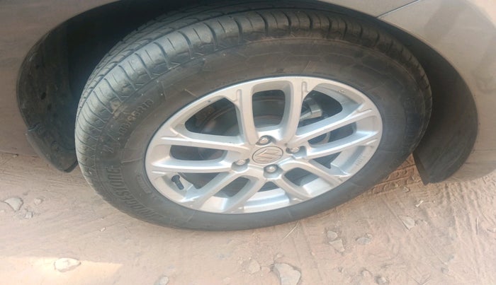 2019 Maruti Swift ZXI AMT, Petrol, Automatic, 79,104 km, tyre