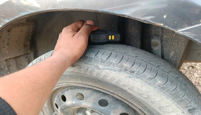 2017 Maruti Swift VXI, Petrol, Manual, 90,223 km, tyre