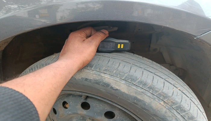 2017 Maruti Swift VXI, Petrol, Manual, 90,223 km, tyre