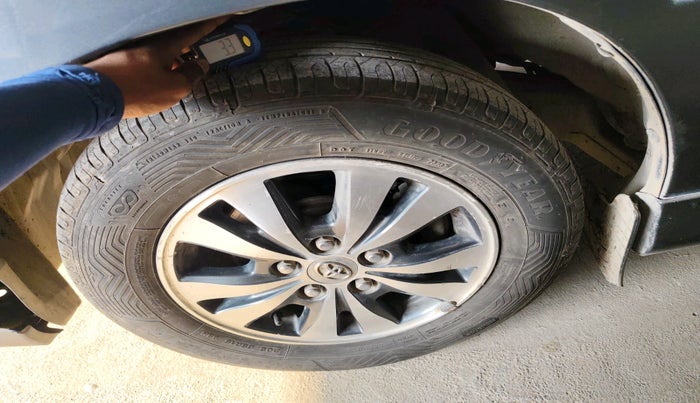 2015 Toyota Innova 2.5 VX 7 STR, Diesel, Manual, 2,07,411 km, tyre