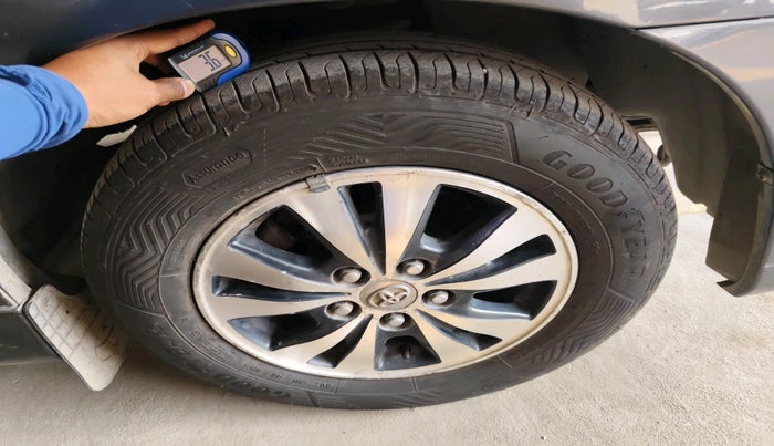 2015 Toyota Innova 2.5 VX 7 STR, Diesel, Manual, 2,07,411 km, tyre