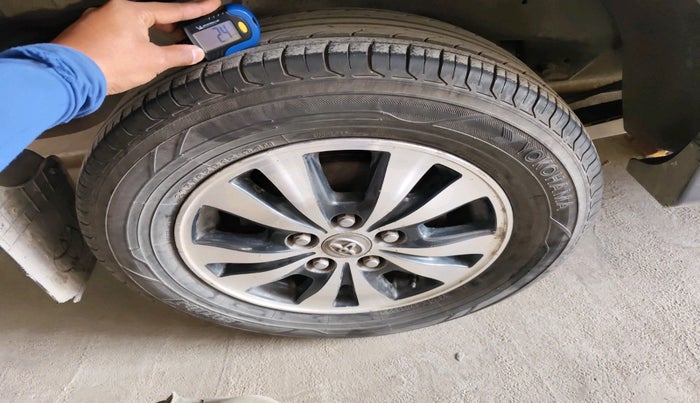 2015 Toyota Innova 2.5 VX 7 STR, Diesel, Manual, 2,07,411 km, tyre