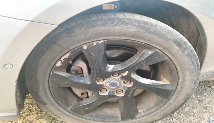 2013 Volvo V40 Cross Country D3, Diesel, Automatic, 9,10,500 km, tyre