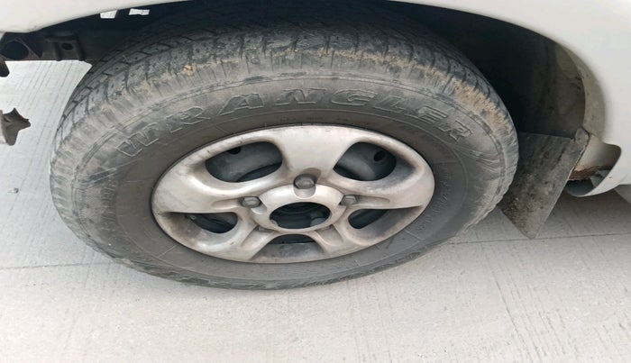 2006 Mahindra Scorpio 2.6 TURBO 8 STR, Diesel, Manual, 1,31,403 km, tyre