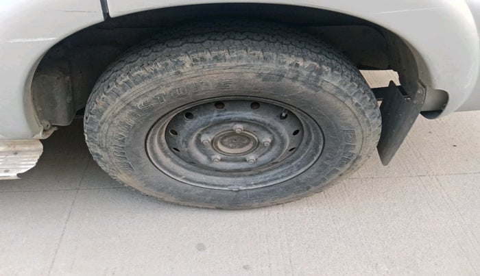 2006 Mahindra Scorpio 2.6 TURBO 8 STR, Diesel, Manual, 1,31,403 km, tyre