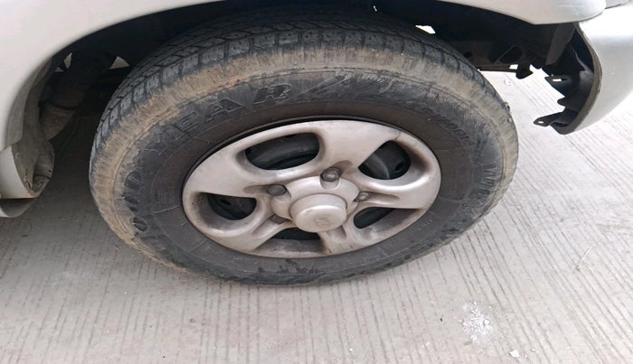 2006 Mahindra Scorpio 2.6 TURBO 8 STR, Diesel, Manual, 1,31,403 km, tyre