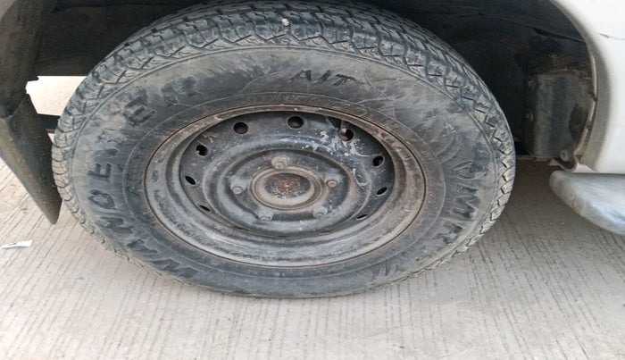 2006 Mahindra Scorpio 2.6 TURBO 8 STR, Diesel, Manual, 1,31,403 km, tyre