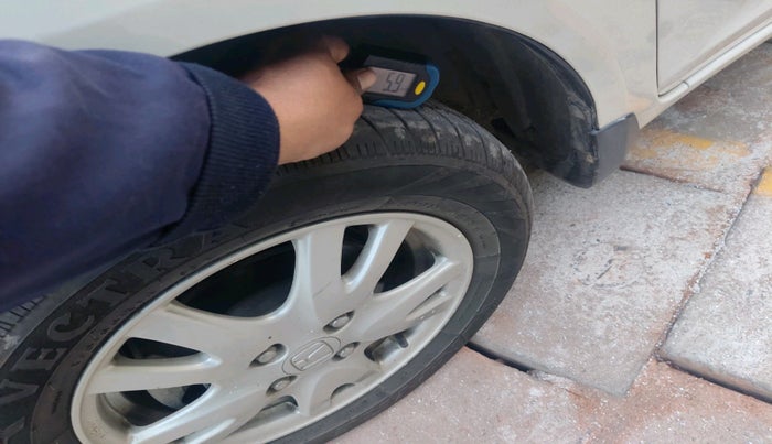 2014 Honda Brio VX AT, Petrol, Automatic, 23,168 km, tyre