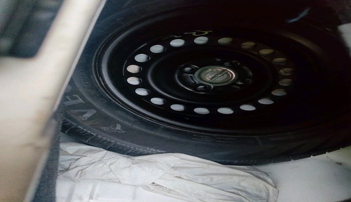 2014 Honda Brio VX AT, Petrol, Automatic, 23,168 km, tyre