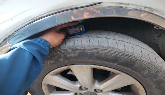 2011 Toyota Corolla Altis GL PETROL, Petrol, Manual, 1,59,664 km, tyre