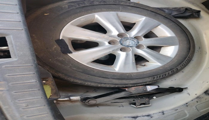 2011 Toyota Corolla Altis GL PETROL, Petrol, Manual, 1,59,664 km, tyre