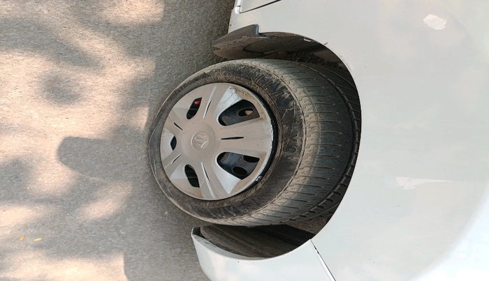 2015 Maruti Wagon R 1.0 VXI AMT, Petrol, Automatic, 1,30,994 km, tyre