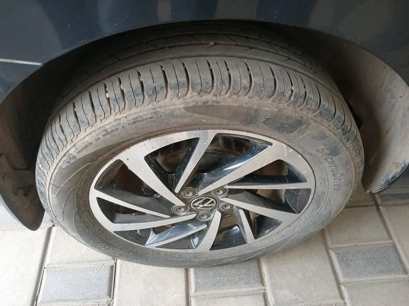 2022 Volkswagen VIRTUS TOPLINE TSI 1.0 AT, Petrol, Automatic, 24,949 km, tyre