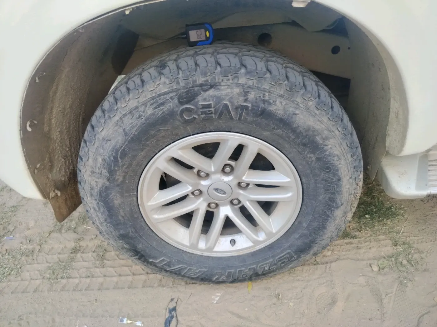 2011 Ford Endeavour 3.0L AT HURICANCE LIMITED EDITION, Diesel, Automatic, 2,00,000 km, tyre
