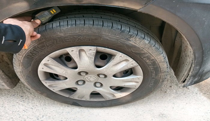 2015 Honda Amaze 1.2L I-VTEC S, CNG, Manual, 1,60,230 km, tyre