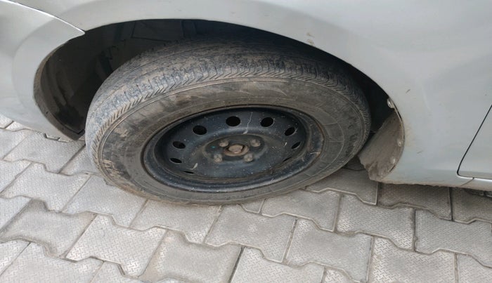 2015 Maruti Swift Dzire VXI, CNG, Manual, 68,905 km, tyre