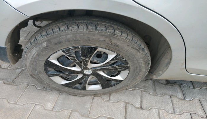 2015 Maruti Swift Dzire VXI, CNG, Manual, 68,905 km, tyre