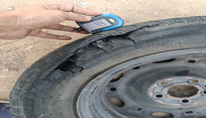 2013 Skoda Rapid AMBITION 1.6 MPI MT, Petrol, Manual, 73,423 km, tyre