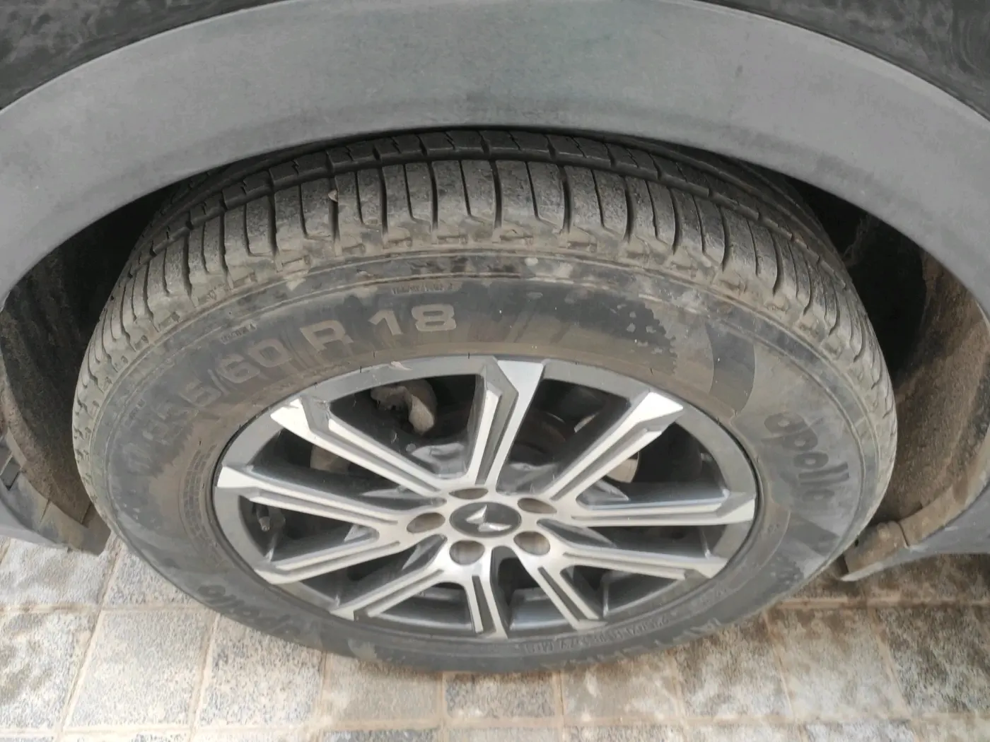 2023 Mahindra XUV700 AX 7 LUXURY P AT 7 STR, Petrol, Automatic, 22,649 km, tyre