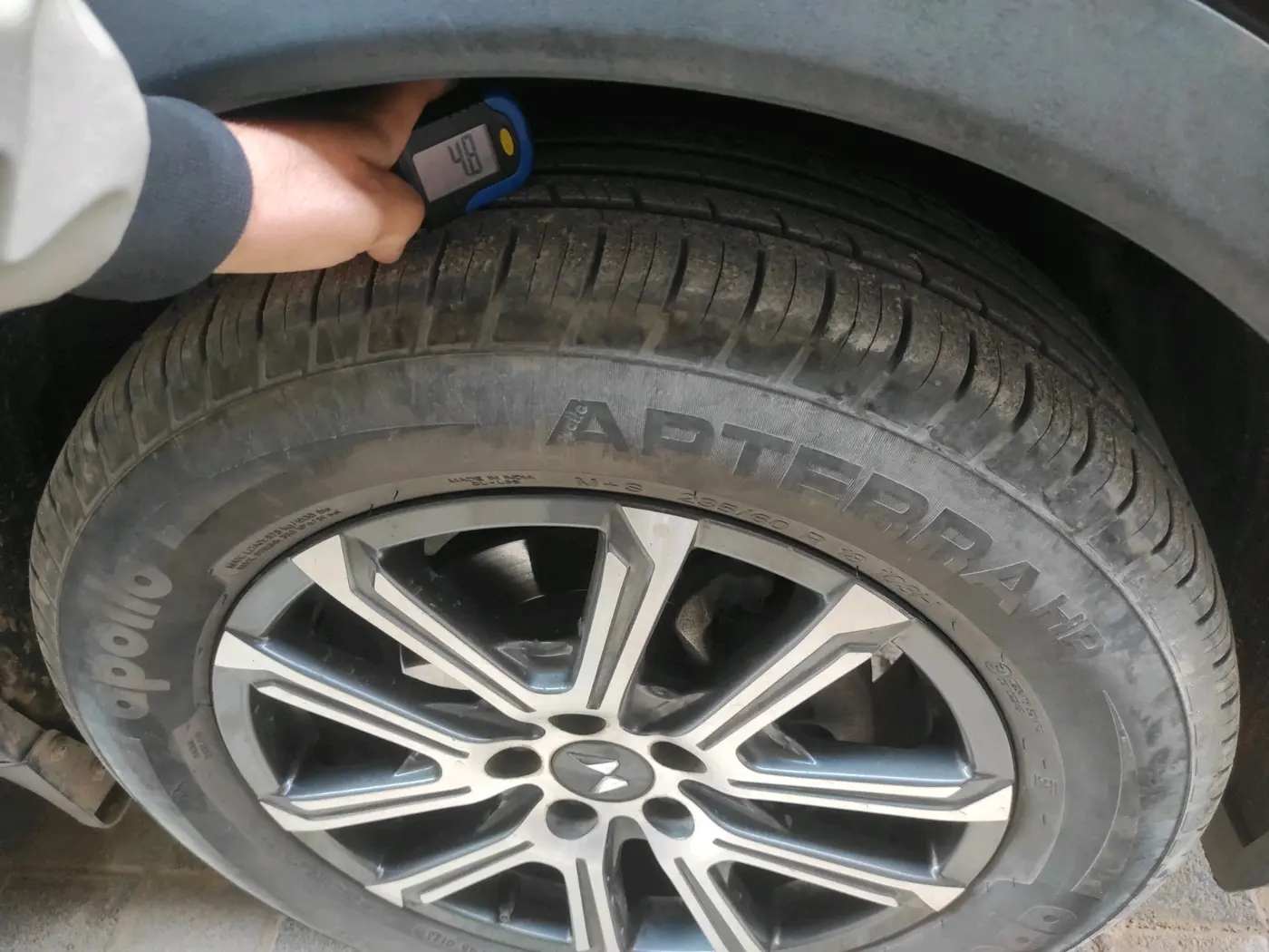 2023 Mahindra XUV700 AX 7 LUXURY P AT 7 STR, Petrol, Automatic, 22,649 km, tyre