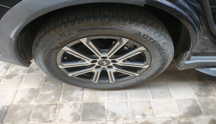 2023 Mahindra XUV700 AX 7 LUXURY P AT 7 STR, Petrol, Automatic, 22,649 km, tyre