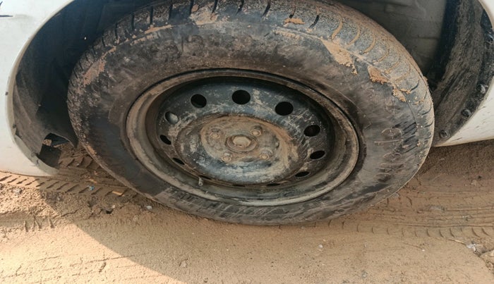 2013 Maruti Swift VDI, Diesel, Manual, 3,02,778 km, tyre