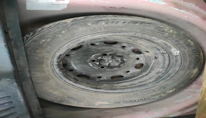 2014 Volkswagen Polo HIGHLINE1.5L, Diesel, Manual, 1,13,385 km, tyre