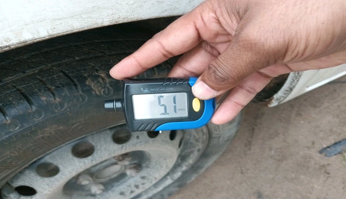 2016 Toyota Etios Liva G, CNG, Manual, 1,26,615 km, tyre