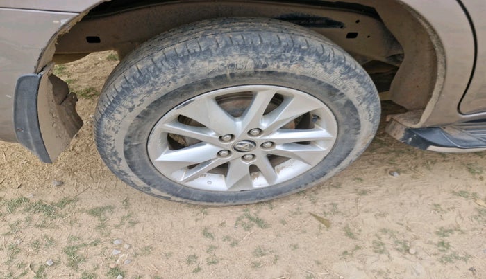 2016 Toyota Innova Crysta 2.4 GX 7 STR, Diesel, Manual, 1,26,723 km, tyre