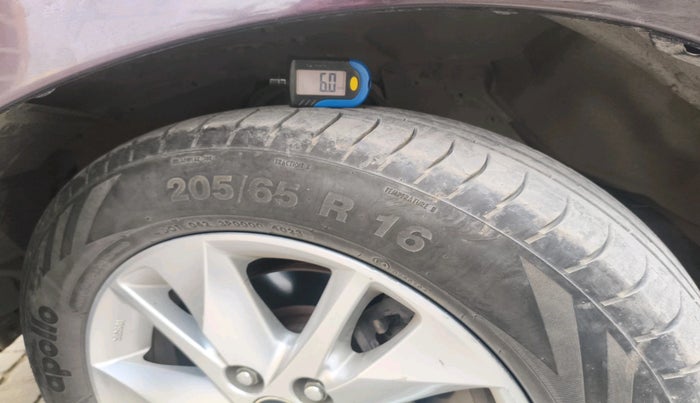 2017 Toyota Innova Crysta 2.4 VX 7 STR, Diesel, Manual, 1,37,820 km, tyre