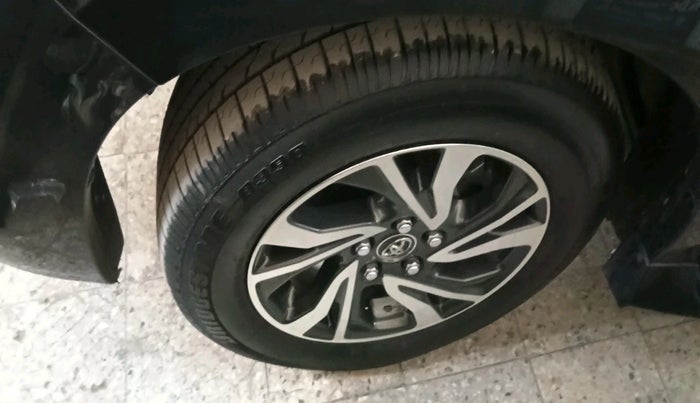 2021 Toyota Innova Crysta 2.4 VX 8 STR, Diesel, Manual, 23,338 km, tyre