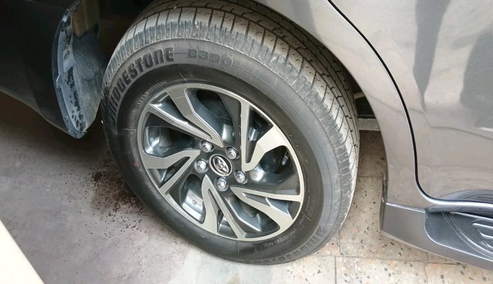 2021 Toyota Innova Crysta 2.4 VX 8 STR, Diesel, Manual, 23,338 km, tyre