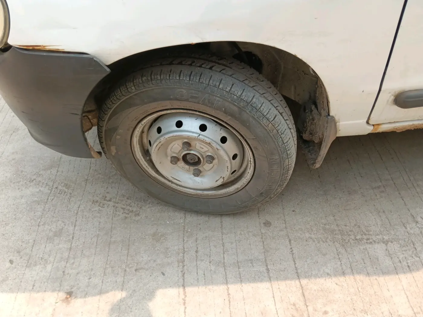 2012 Maruti Alto LXI, Petrol, Manual, 1,17,452 km, tyre