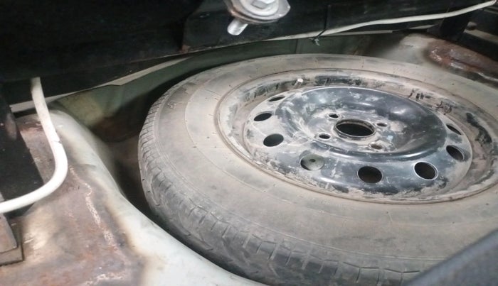 2015 Maruti Swift VXI, CNG, Manual, 96,149 km, tyre