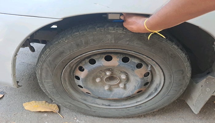 2011 Toyota Innova 2.5 G4 8 STR, Diesel, Manual, 1,63,708 km, tyre