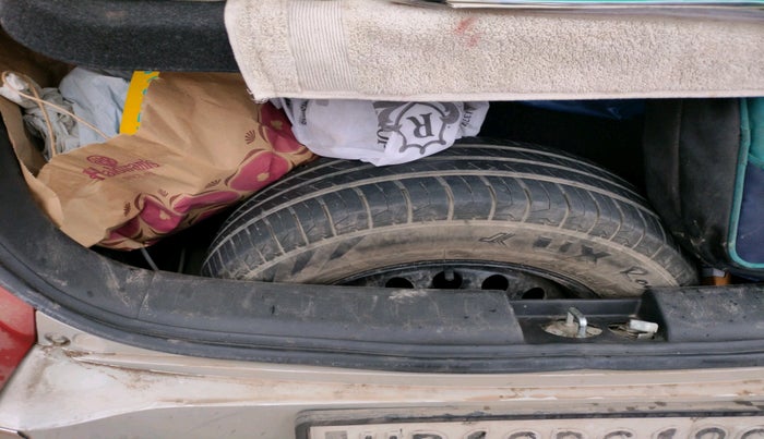 2015 Maruti Swift LXI, Petrol, Manual, 91,366 km, tyre