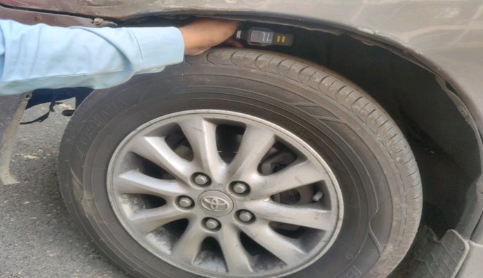 2012 Toyota Innova 2.5 VX 7 STR, Diesel, Manual, 2,60,652 km, tyre