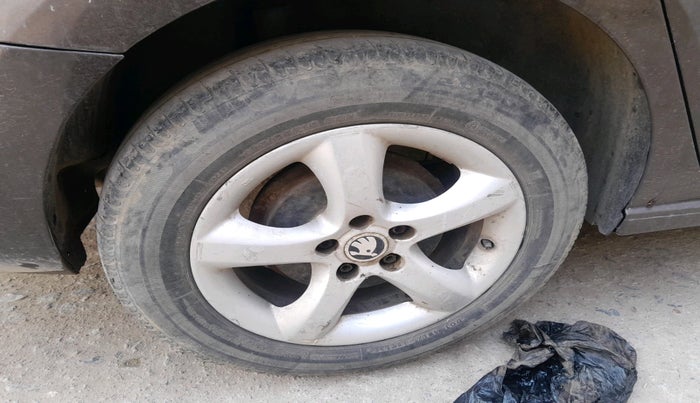 2015 Skoda Rapid 1.5 TDI CR AMBITION PLUS, Diesel, Manual, 1,85,000 km, tyre